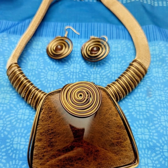 Jewelry - Elegant Gold and Brown Jewelry Set